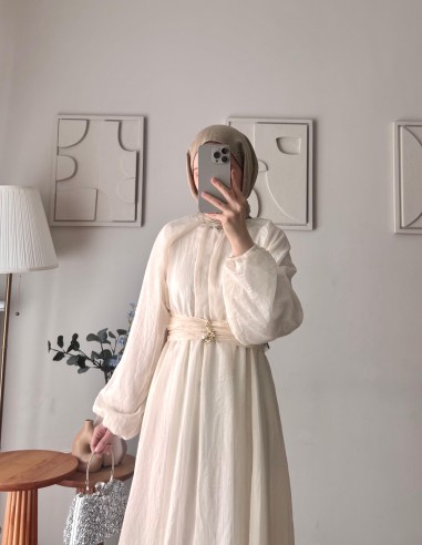 5168 kuşağı broşlu elbise - beyaz